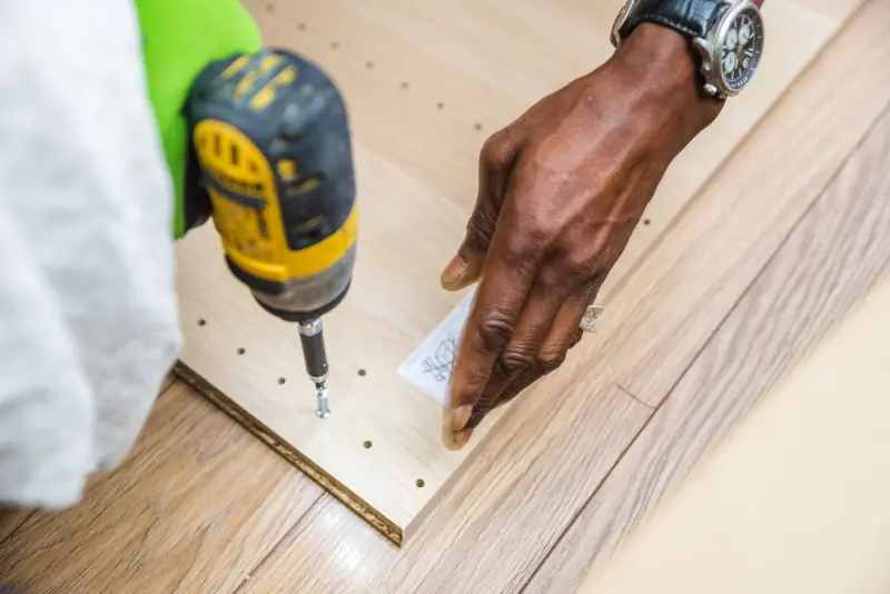 Montage d'un meuble en bois à la visseuse