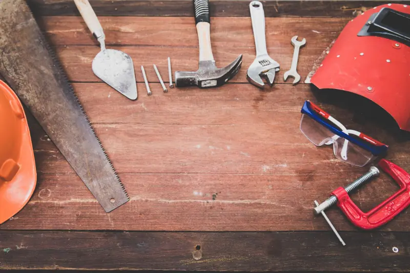 Outils de bricolage alignés sur un établi en bois