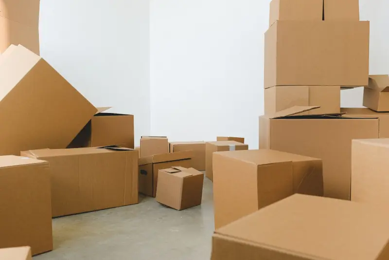 Cartons de déménagement empilés dans une pièce vide