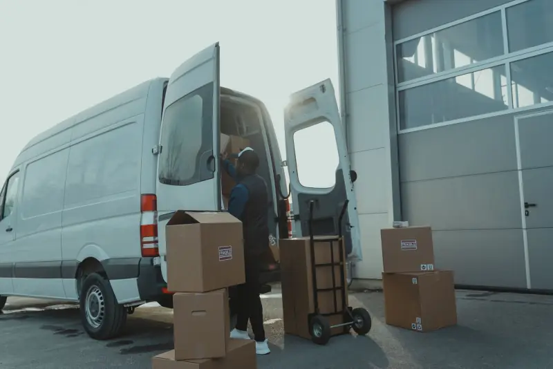 Chargement de meubles dans une camionnette de déménagement