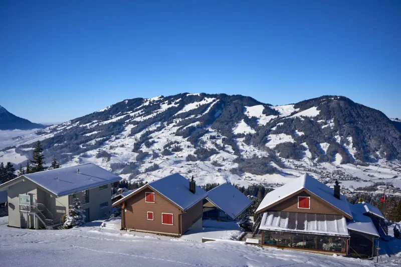 Toits de chalets sous la neige dans un village de montagne