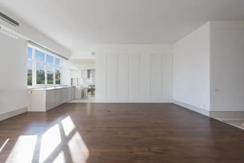 Séjour rénové aux murs clairs et au parquet en bois
