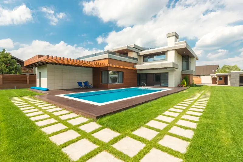 Piscine enterrée dans le jardin d'une maison